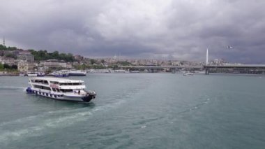 Türkiye İstanbul 18 Temmuz 2023. Boğaz 'da nakliye feribotu. Feribot yolcu taşır..