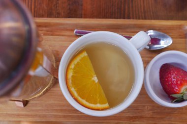 Kafe masasında limonlu çay. ,