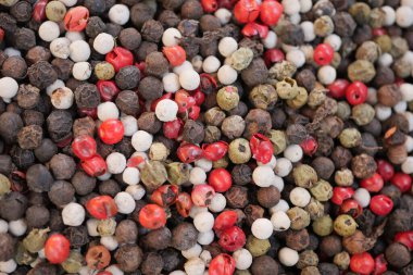 Bir kasede karışık biberli mısır yakın çekim .