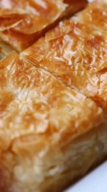 Geleneksel Türk Mutfağı Pastaları tabakta borek ,