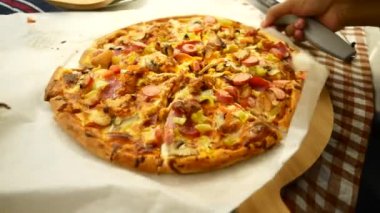 Biberli, zeytinli ve sebzeli lezzetli bir pizza. Paylaşmak için mükemmel.