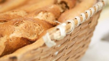 Kırsal bir sepetteki yeni pişmiş zanaatkar baget çeşitlerinin yakın çekimi.