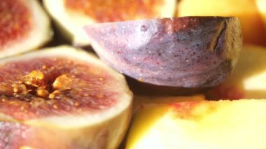 Tabaktaki incir meyvesinin detaylı görüntüsü 