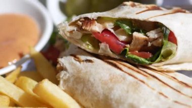 Tavuk Warp hızı ve patates cipsi. .