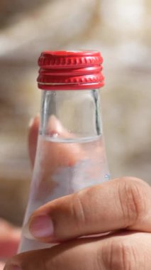 Plastik bir su şişesinin kapağını aç. .