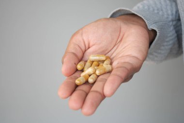 İnsan eli hapları fotokopi alanı ile yakın çekim .