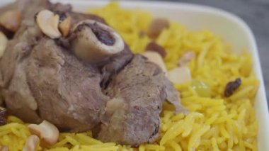 Yumuşak et ve gevrek, besleyici fındıklı bir tabak lezzetli sarı pirinç.