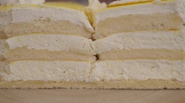 Bu katmanlı pasta kremalı krema ve taze limon aromalı.