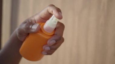  Gençler güneş kremi kullanıyor. .