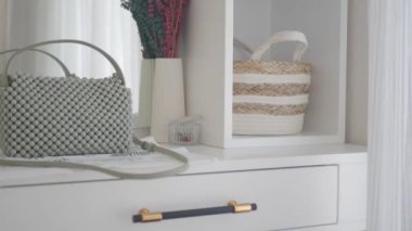 Şık, minimalist dekor zarif nötr tonlarla eşleştirilmiş şık çantalar sergiliyor.