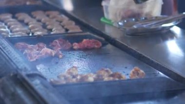 Cızırdayan etler, hamur tatlısı ve ızgarada çeşitli yemekler, sokak yemeklerinin mutluluğunu yakalıyor.