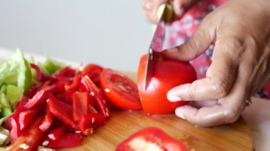 Doğranmış tahtada taze domates doğramak. .