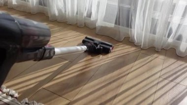 Elektrik süpürgesiyle yer tozunu temizlemek