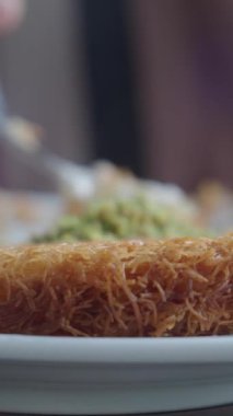 Türk tatlısı, kunafa, şam fıstıklı kadayif. .