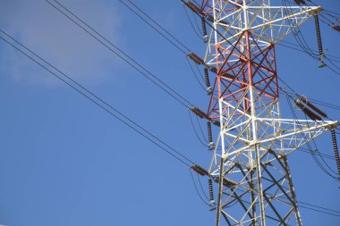 Kopya alanı ile mavi gökyüzüne karşı elektrik hatları .