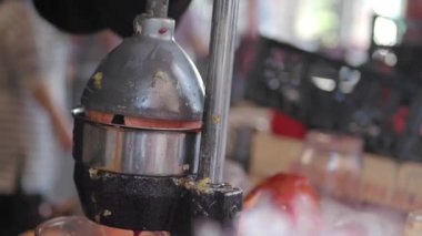 Taze sıkılmış nar suyu mutfakta ustalıkla hazırlanır, detaylara dikkat ederek.