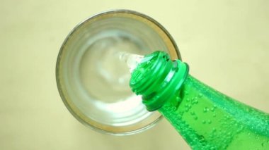 Bir bardağa şişeden meşrubat doldurmanın yavaş çekimi. ,