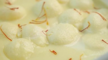 Masadaki bir kasede Hint tatlısına yaklaş, Halua. 