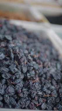 Çok çeşitli kurumuş böğürtlenler cazip bir pazar ortamında güzelce sergilenir.