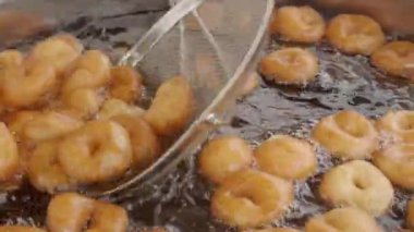Geleneksel kızarmış şekerler şeker şurubunda lokma.