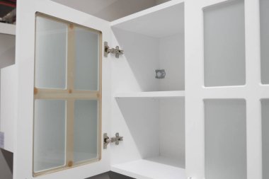 Buzlu cam kapılı şık mutfak dolabı mekanlarınızı estetikleştirir.