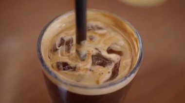 Kremalı ve buzlu lezzetli bir buzlu kahve yaz tatili için mükemmeldir.