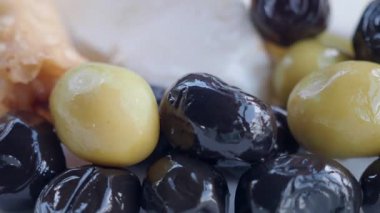 Yapraklı siyah ve yeşil zeytin koleksiyonu