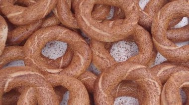 Türk Simit 'i minibüste satıyor ,