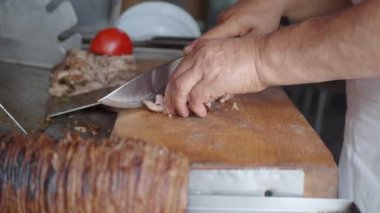 Türk sokak yemekleri Kokorec ahşap fırında pişirilmiş koyun bağırsağından yapılır.