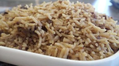  Masadaki kasede tavuk biryani yemeği