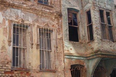 Boya soyan, camları kıran ve çok daha fazlasını gösteren çürüyen bir yapı.