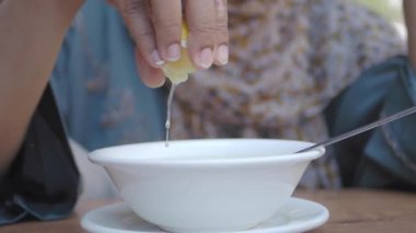 Bir el leziz bir limonu bir kase sıcak çorbaya sıkıştırıp lezzetini ve tadını arttırıyor.