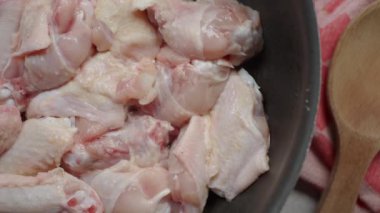 Taze çiğ tavuk parçaları gerçekten lezzetli bir yemek deneyimi için titizlikle hazırlanır.