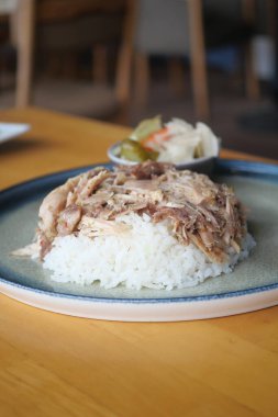 Haşlanmış tavuk, buğulanmış pirinç, pembe tabak. Yüksek kalite fotoğraf