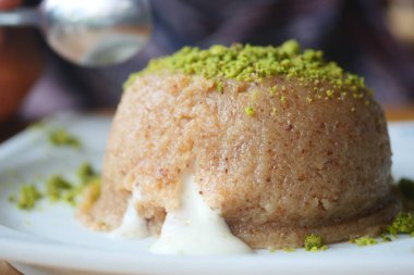 Çekici bir irdek tatlısı. Üstünde fıstık ezmesi ve kremalı, gevrek ağızlı.