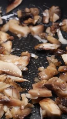 Pişirme tavasında mantar pişirme manzarası ,