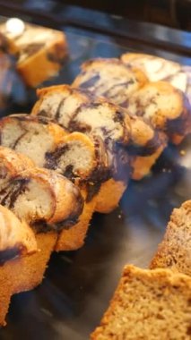 Bu harika pişmiş çikolatalı ve vanilyalı kek her türlü tatlı için mükemmel.