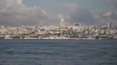 Istanbulların güzel manzarası zengin tarihi ve modernliğini yansıtıyor.