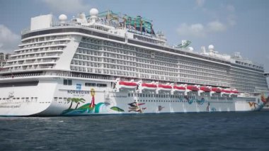 Lüks bir yolcu gemisi limana yanaştı. Heyecanla açık denizlerde heyecanlı bir yolculuk bekliyor.