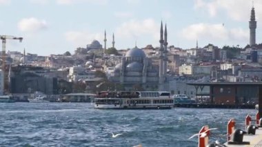 Göz kamaştırıcı ve güzel bir manzara İstanbullar 'ın ikonik silueti su üzerinde yüzen teknelerle