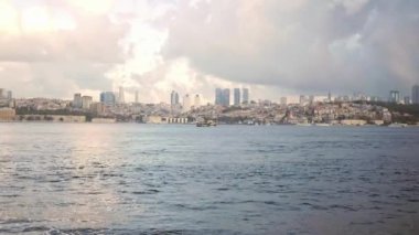 İstanbul 'un ikonik siluetini ve canlı sularını gösteren nefes kesici manzaralı bir manzara.