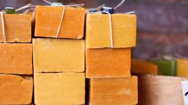 Doğal renklerde güzel sanatsal sabunlar banyonuzu geliştirmek için düzenlendi ve hazır.