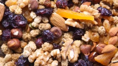 Renkli, lezzetli bir karışık fındık ve kurutulmuş meyve. Atıştırmak için ideal.