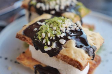 Çekici bir tatlı. Hamur işi, marşmelov, çikolata ve fındık katmanları..