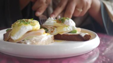 Jambon ve taze avokadoyla kaplanmış, kızarmış ekmeğin üzerinde haşlanmış tuzlu yumurta harika bir yemek olur.
