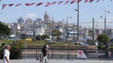 Istanbuls Galata Kulesi 'nin canlı bir görüntüsü. Şehir aktivitelerinin ortasında, şehrin güzelliğini gözler önüne seriyor.