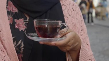 Sıcak bir el, mis kokulu çay, zengin bir kültürel deneyimi güzel bir şekilde yansıtıyor.