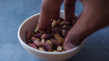 Çeşitli fıstıklardan oluşan organize bir kase. Mutfak ve kreasyonlar için mükemmel.