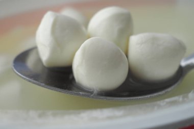 Bir sürü taze mozzarella peynirli topları. .