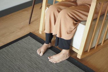 Sakin bir iç mekan sahnesinde, rahat ayaklar altında yumuşak, rahat bir halının üzerinde dinlenir.